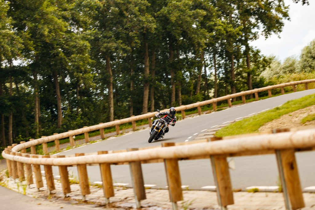 De bocht in op de 2021 Suzuki GSXS1000