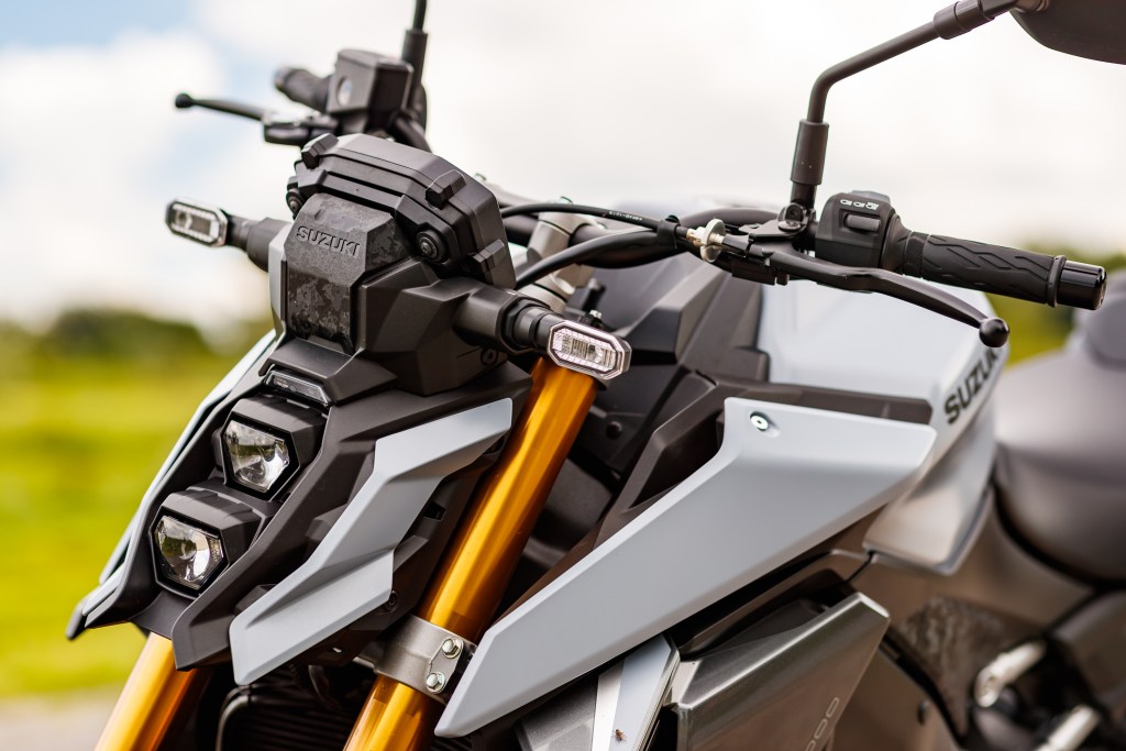 Nieuwe koplamp tijdens de test van de Suzuki GSXS1000 2021