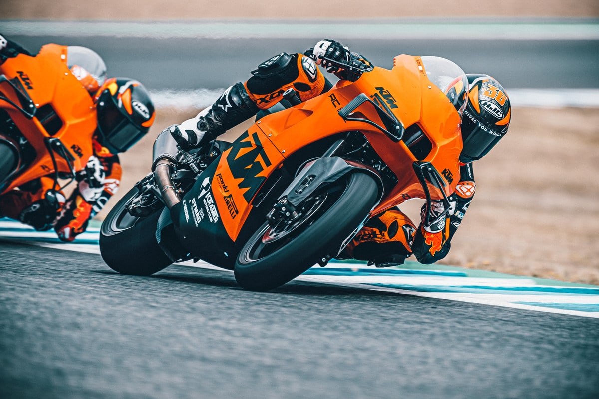 Het circuit op met de KTM RC8C