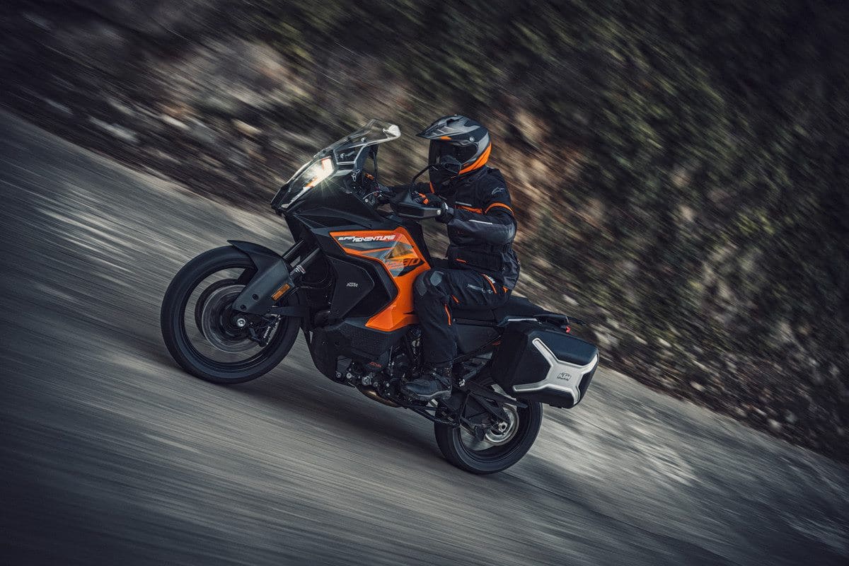 De 2021 KTM 1290 Super Adventure S in actie