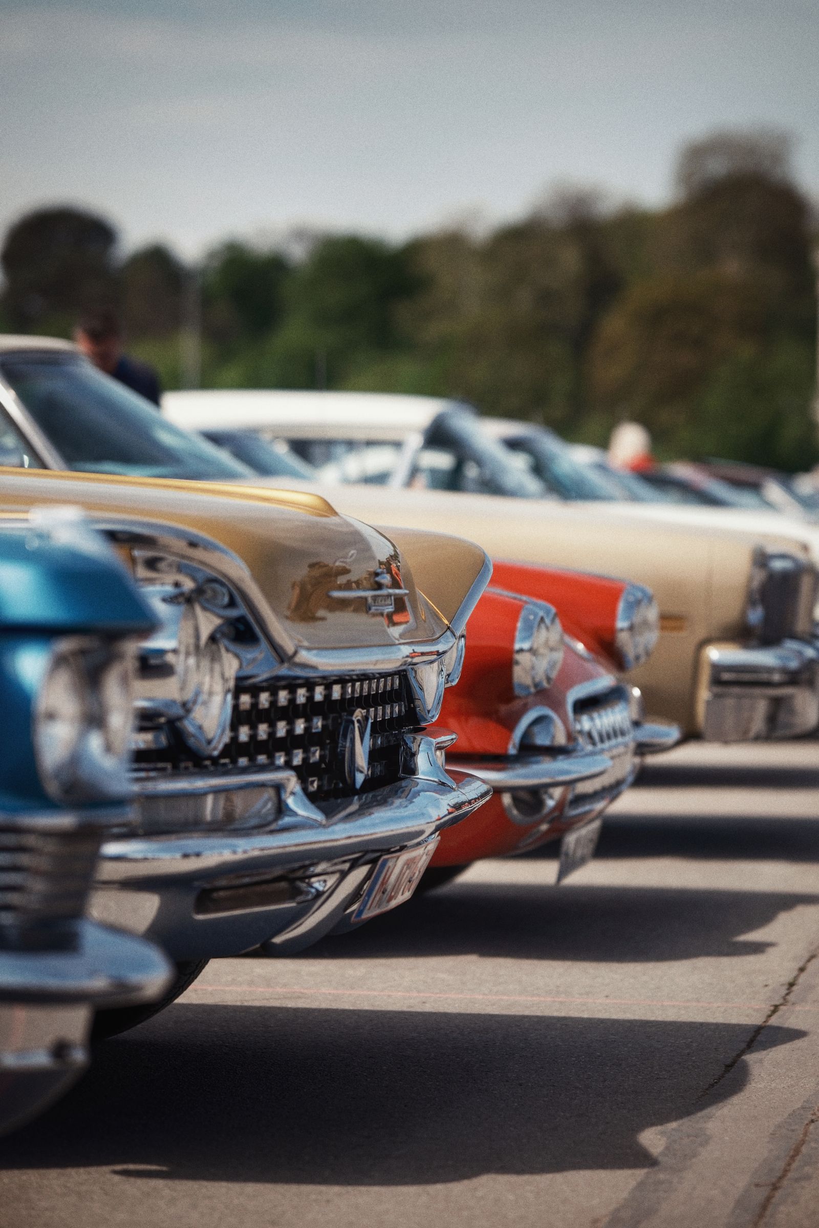 Kleurrijke klassieke auto's op een rij geparkeerd