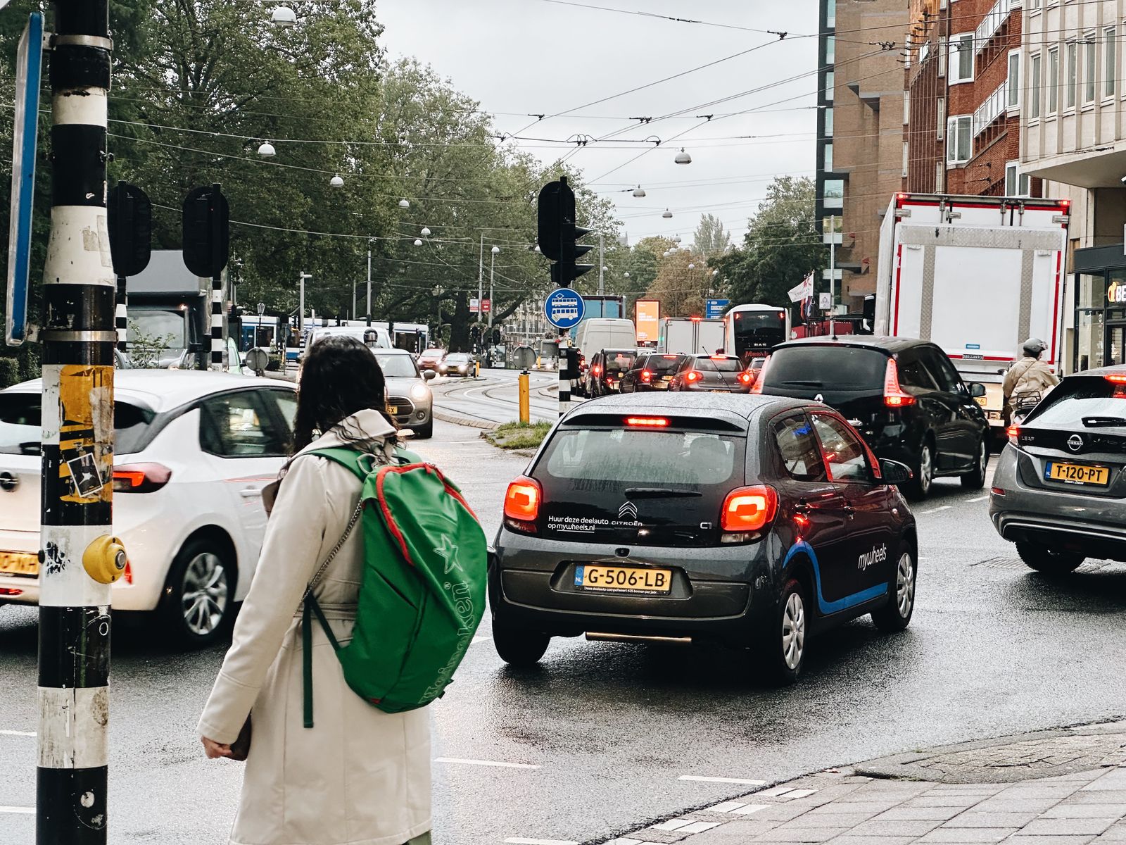 Druk stadsverkeer op een regenachtige dag in Amsterdam