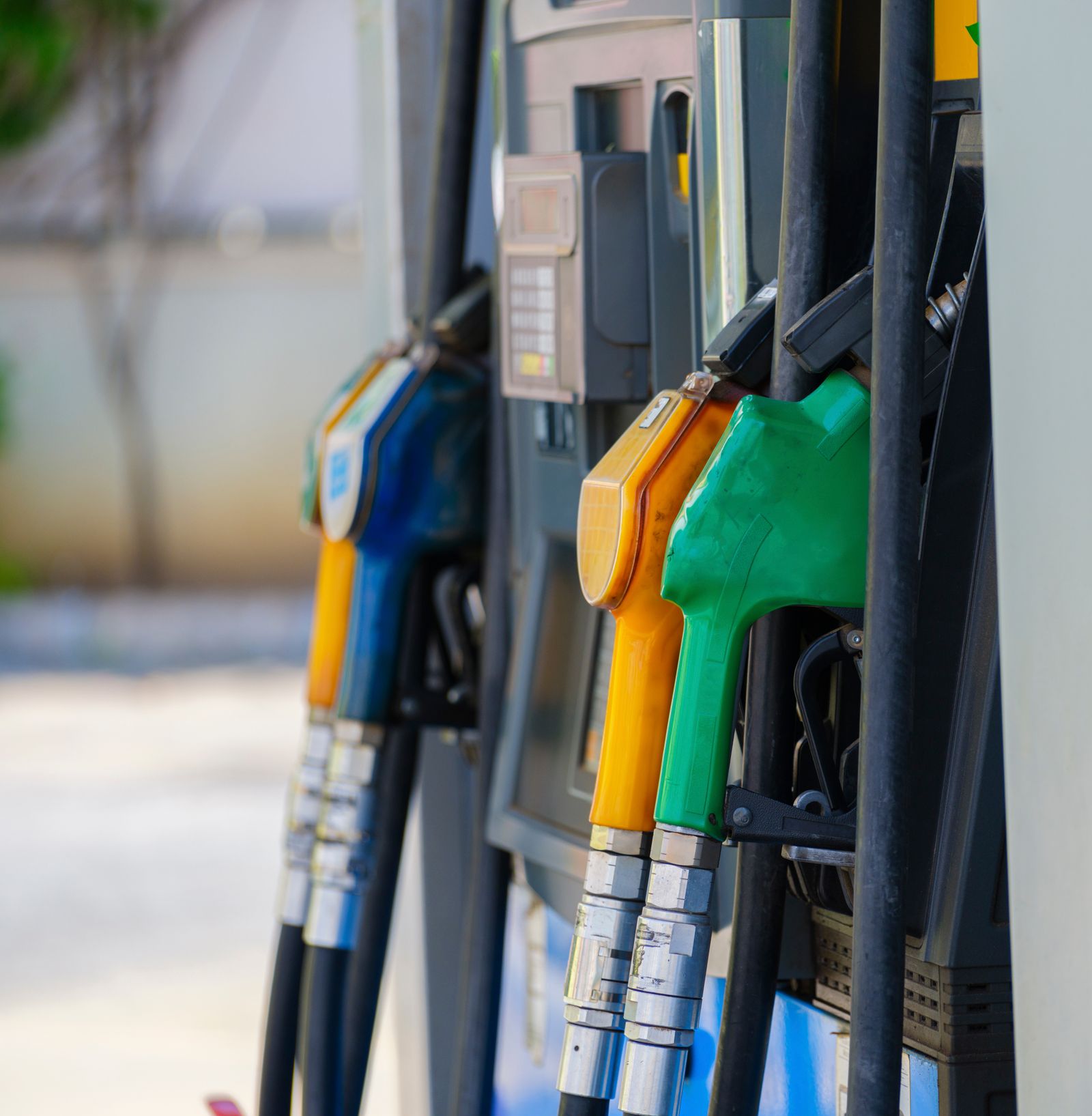 Tankpistolen voor diesel, gas en benzine bij een tankstation