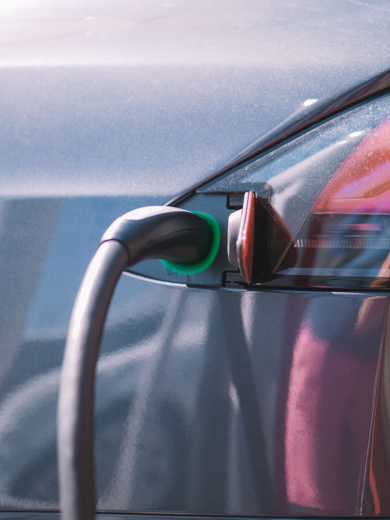 Elektrische auto aangesloten op een laadpaal